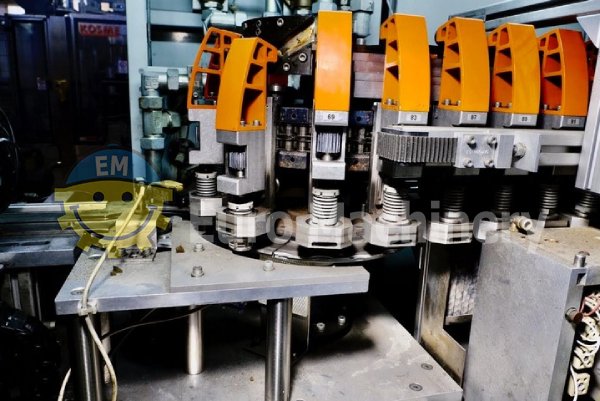 Blow moulding machine